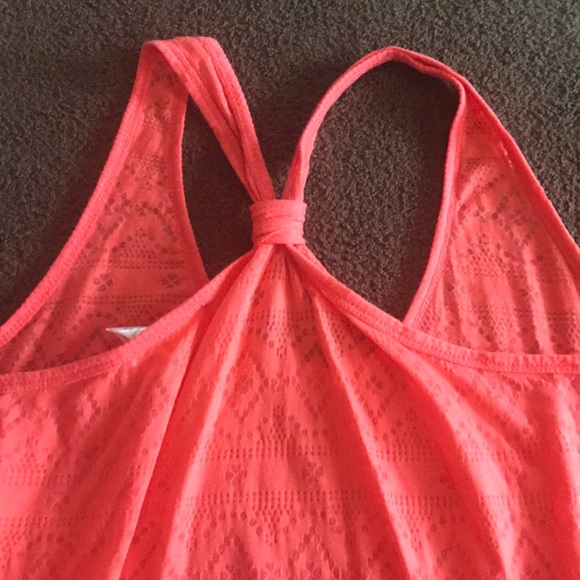 3 tank tops - Picture 4 of 5